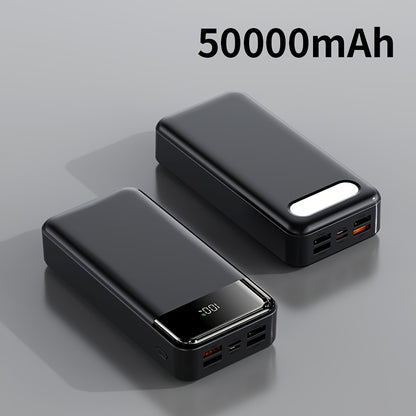 Eine mobile Powerbank mit einer Kapazität von 50000mAh, ausgestattet mit einer Taschenlampe, LED-Anzeige, vier USB-Anschlüssen und Micro-/Type-C-Anschlüssen. Sie ist kompatibel mit iPhone, SAMSUNG und Android-Geräten.