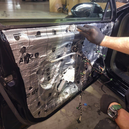 Schalldichtende Matte für Auto-Schalldämmung 2Mm dick Schalldämmung von Türen, Motorhaube, Boden, Kotflügeln, Dachstangen, Kofferraum, Karosserie, selbstklebendes Butylkautschuk, das Vibrationen, Geräusche, Butylkautschuk in Rollenform eliminiert. Maße 25