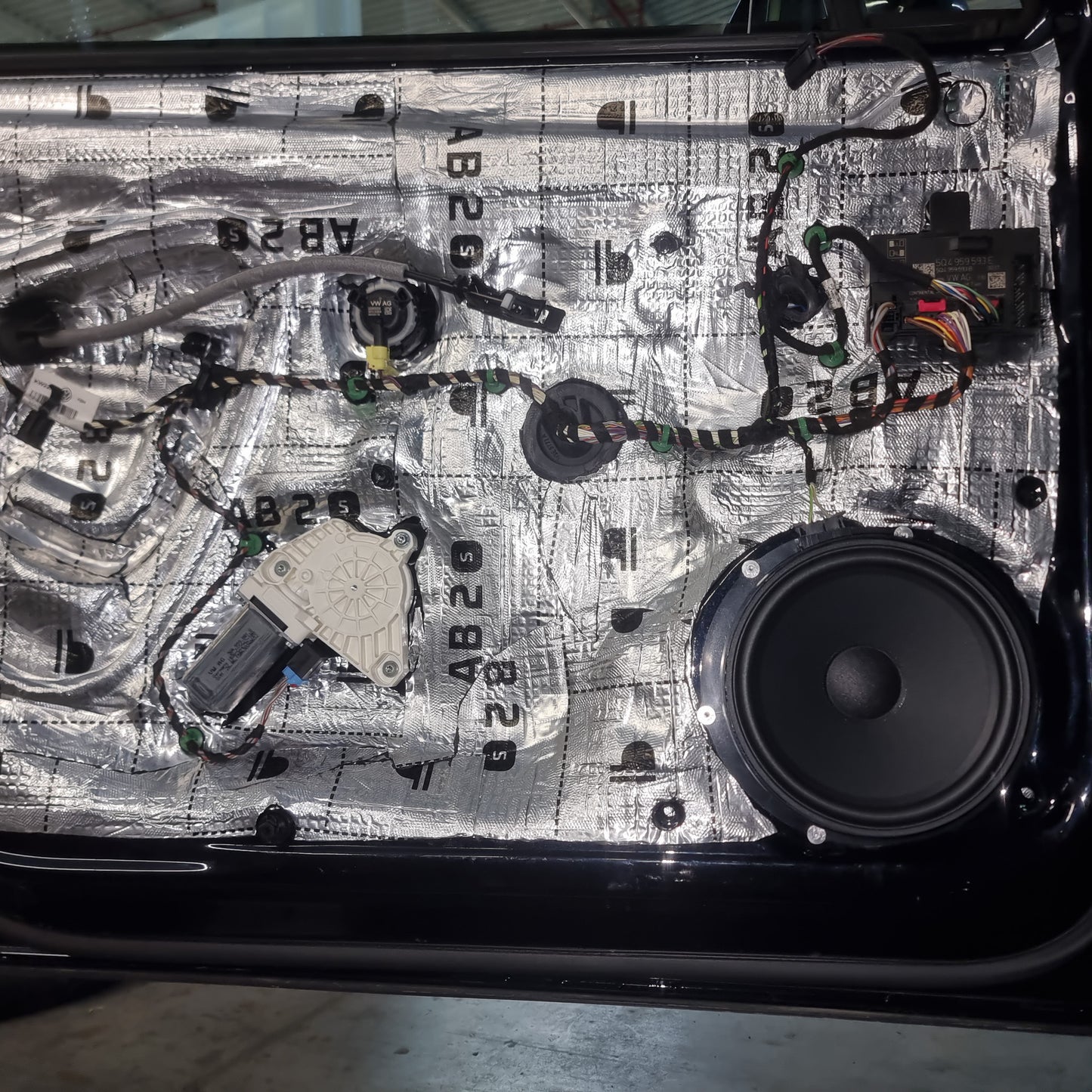 Schalldichtende Matte für Auto-Schalldämmung 2Mm dick Schalldämmung von Türen, Motorhaube, Boden, Kotflügeln, Dachstangen, Kofferraum, Karosserie, selbstklebendes Butylkautschuk, das Vibrationen, Geräusche, Butylkautschuk in Rollenform eliminiert. Maße 25