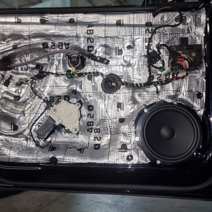 Schalldichtende Matte für Auto-Schalldämmung 2Mm dick Schalldämmung von Türen, Motorhaube, Boden, Kotflügeln, Dachstangen, Kofferraum, Karosserie, selbstklebendes Butylkautschuk, das Vibrationen, Geräusche, Butylkautschuk in Rollenform eliminiert. Maße 25