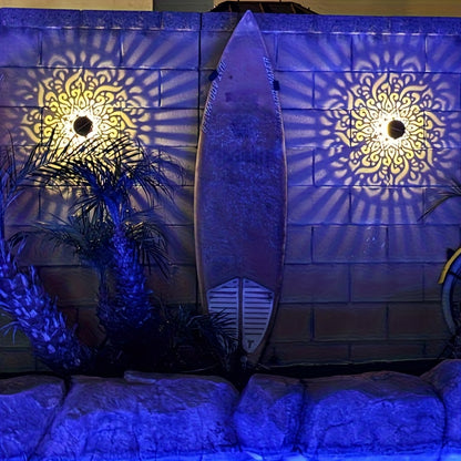 Solar-Wandzaunleuchten Metalllaterne, Solarbetriebene Außen-Deck-Stufenleuchten, Mandala-Design IP65, LED-Solar-Landschaftslichtprojektion für Gartenpfosten, Terrasse, Hinterhof, Hofdekoration, Hochzeit, Bestes Geschenk, Warmweiß