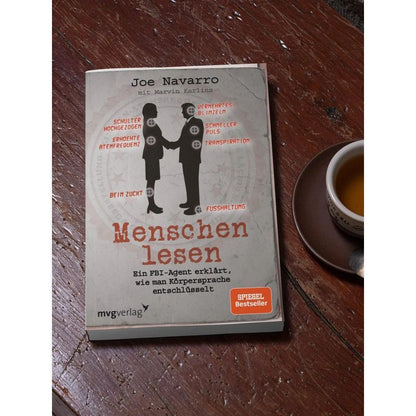 Menschen lesen - Taschenbuch - Ein FBI Agent erklärt, wie man Körpersprache entschlüsselt - Joe Navarro - 250 S. - Deutsch - 2010 - mvg Verlag - EAN 9783868822137