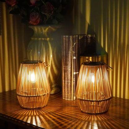 Set mit 2 Solar-Laternen aus handgefertigtem Bambus-Rattan, perfekt zum Aufhängen im Freien. Sie verfügen über ein Bohemian-Design und sind ideal zur Dekoration von Terrassen, Gärten, Veranden und Balkonen, geeignet für Halloween, Weihnachten.