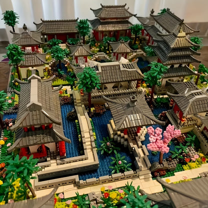 Dieses 3D-Baustein-Set präsentiert traditionelle chinesische Gärten und Suzhou-Architekturstile. Es enthält 1428 ineinandergreifende Blöcke, die zu exquisiten Pagoden, Brücken, Laternen und Miniaturlandschaften zusammengestellt werden können. Es hilft, Ge