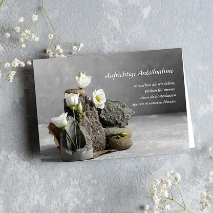 8 Trauerkarten Beileidskarten Trauer mit Text und Umschlag Beileid Klappkarten mit Spruch Beerdigung Anteilnahme stilvoll weiße zarte Blume und Stein Kondolenz Kondolenzkarten zum Abschied