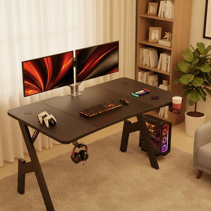 Furnishia A-förmiger Gaming-Schreibtisch mit Carbonfaser-Tischplatte & Mauspad – Breiter ergonomischer Computertisch für PC, Büroarbeitsplatz, Streaming/YouTube-Setup – Becherhalter & Kopfhörerhaken, Montage, Schwarz