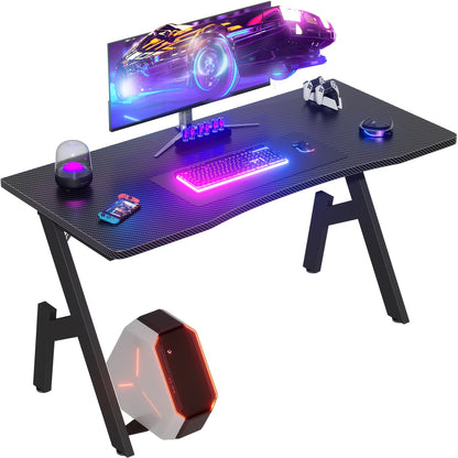 Furnishia A-förmiger Gaming-Schreibtisch mit Carbonfaser-Tischplatte & Mauspad – Breiter ergonomischer Computertisch für PC, Büroarbeitsplatz, Streaming/YouTube-Setup – Becherhalter & Kopfhörerhaken, Montage, Schwarz