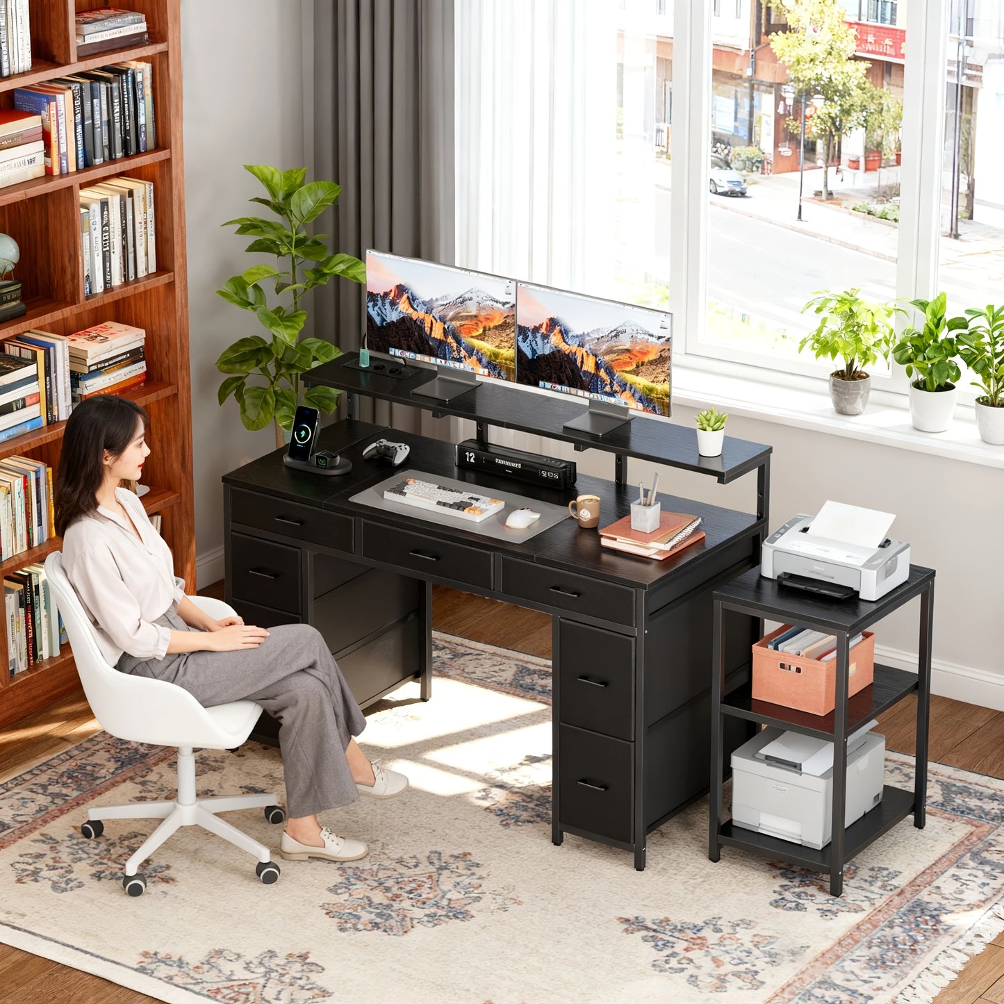 Gaming-Schreibtisch mit 8 Stoffschubladen, Monitorständer mit LED-Beleuchtung, europäische Steckdosenleiste (2 AC/2 USB), Holzplatte, verstellbare Füße für Homeoffice/Gaming-Zimmer